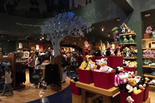 NEW YORK - USA 4 MAGGIO 2019 - Times square Disney store pieno di gente — Foto Stock