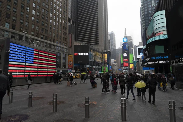 NEW YORK - USA toukokuu 4 2019 - Times square täynnä ihmisiä — kuvapankkivalokuva