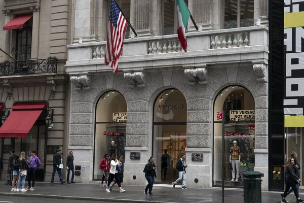 NEW YORK, USA - MAY 6 2019 - 5th Avenue full of people — Stock Photo, Image