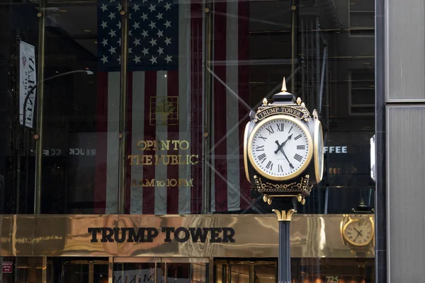 뉴욕 - 미국 - 2019년 5월 5일 - 트럼프 타워의 사람들 — 스톡 사진