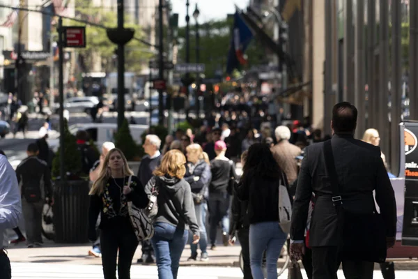 New York, USA-maj 6 2019-5th Avenue full av människor — Stockfoto