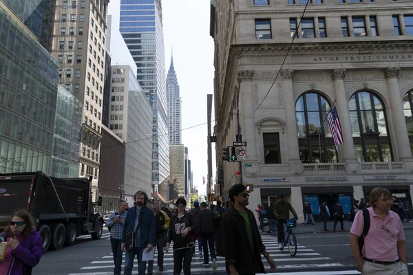 NOVA IORQUE, EUA - MAIO 6 2019 - 5th Avenue cheia de pessoas — Fotografia de Stock