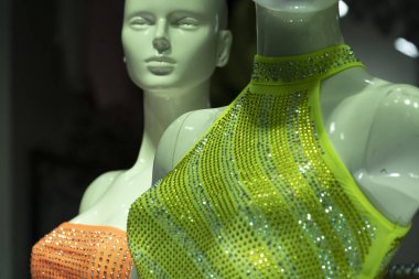 Spor rahat giyinmiş kadın manken