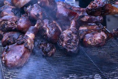 Birçok kavrulmuş domuz bacak barbekü