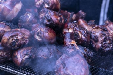 Birçok kavrulmuş domuz bacak barbekü