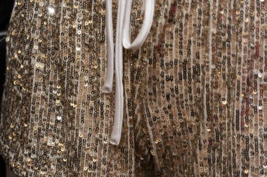 bir dükkan içinde birçok kadın iç çamaşırı