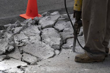 Yolda matkapla çalışan adam