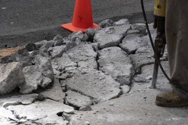 Yolda matkapla çalışan adam