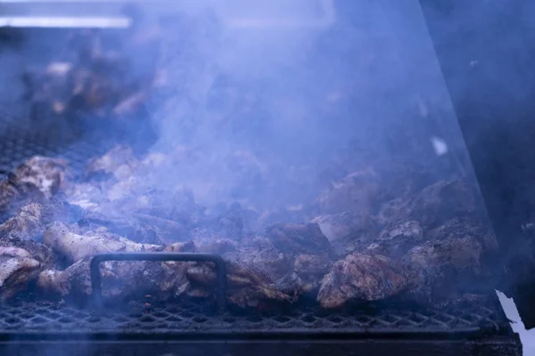 Muchos pollos a la plancha barbacoa —  Fotos de Stock