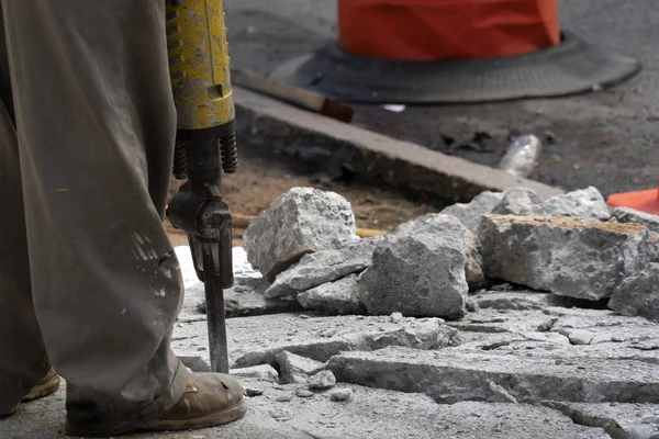 Hombre trabajando con martillo neumático en el camino —  Fotos de Stock