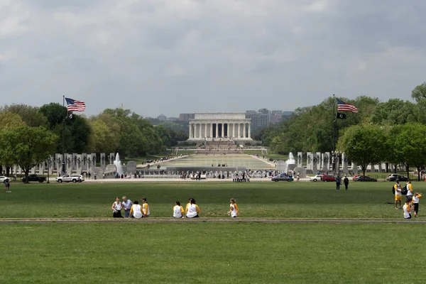 WASHINGTON DC, USA - 27 AVRIL 2019 - Nombreux touristes au Mémorial de la Seconde Guerre mondiale — Photo