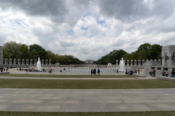 WASHINGTON DC, EUA - 27 de abril de 2019 - Muitos turistas no Memorial da Segunda Guerra Mundial — Fotografia de Stock