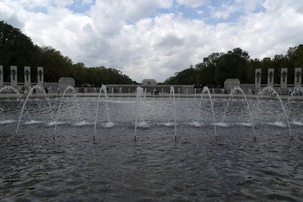 Washington DC, USA-duben 27 2019-mnozí turisté v Memorialu za druhé světové války — Stock fotografie