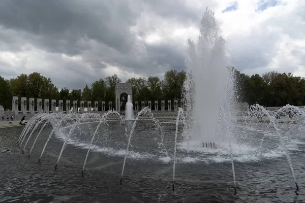 Washington dc, USA - 27. April 2019 - viele Touristen am Denkmal des Zweiten Weltkriegs — Stockfoto