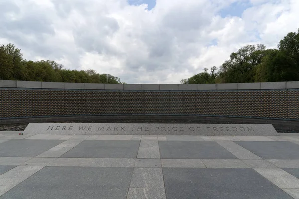 Washington dc, USA - 27. April 2019 - viele Touristen am Denkmal des Zweiten Weltkriegs — Stockfoto