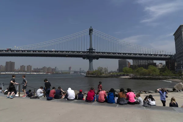 NUEVA YORK, EE.UU., 2 DE MAYO DE 2019 - Dumbo Manhattan vista del puente llena de turistas — Foto de Stock