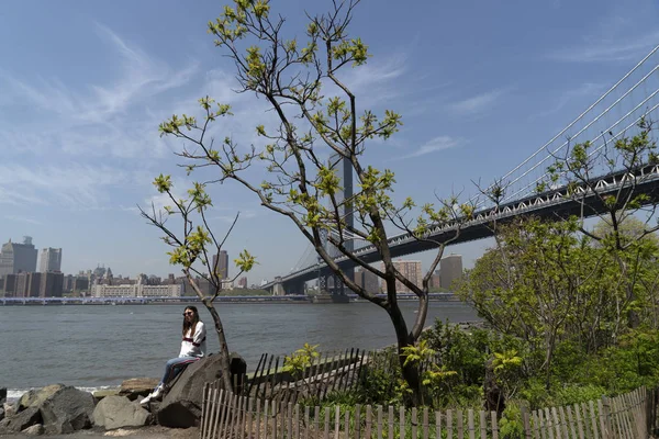 New York, USA, mei 2 2019-Dombo Manhattan Bridge uitzicht vol met toeristen — Stockfoto