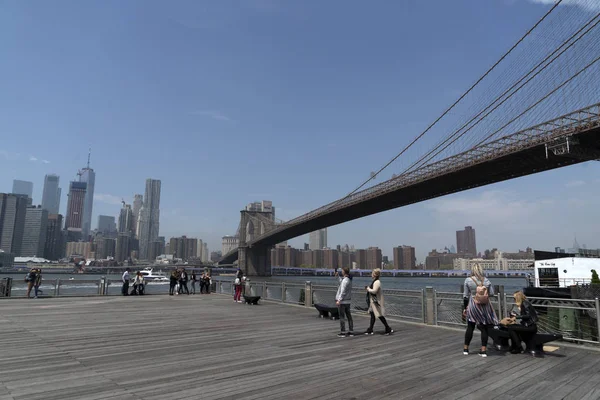 NEW YORK, USA, MAY 2 2019 - Dumbo view of Brooklyn bridge full of tourists — Stock Photo, Image