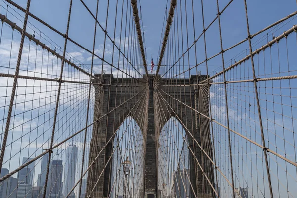 Güneşli günde Brooklyn köprüsü — Stok fotoğraf