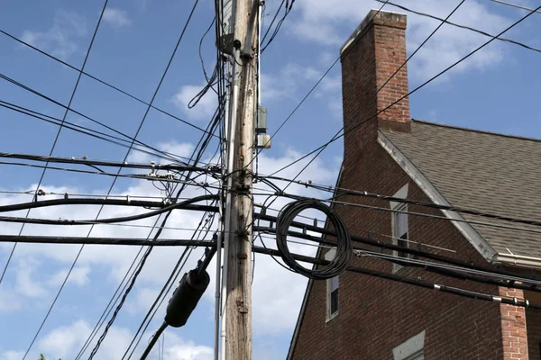 Cavi elettrici su vecchie case del Maryland — Foto Stock