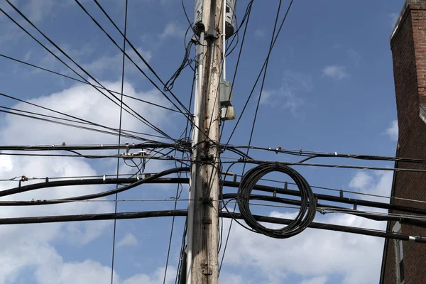 electric cables on old maryland houses