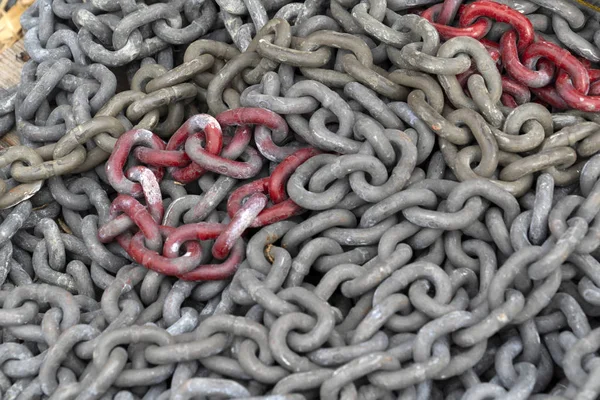 Cadenas de hierro manchadas de sangre roja — Foto de Stock