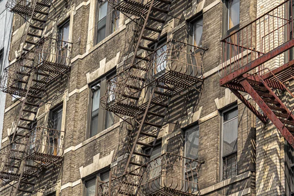 Пожарная лестница в здании Нью-Йорка — стоковое фото