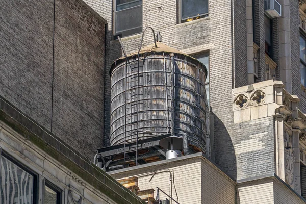 New York gökdelenler çatısu su tankı — Stok fotoğraf