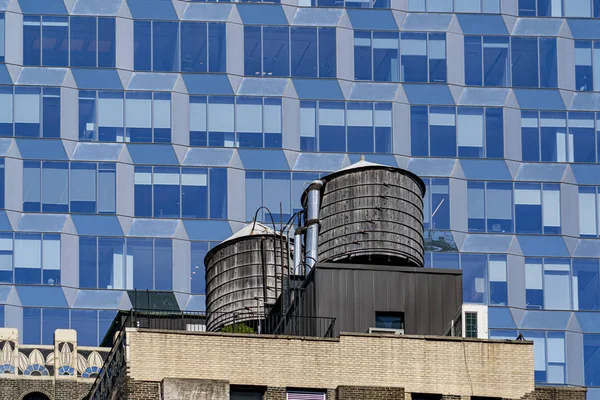 Tanque de agua en el techo de rascacielos de Nueva York —  Fotos de Stock