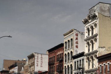 New York, Abd - 4 Mayıs 2019 - Chinatown sokak pazarları ve dükkanlar