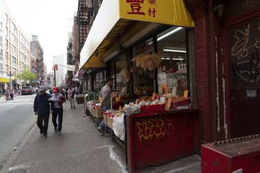 New York, Abd - 4 Mayıs 2019 - Chinatown sokak pazarları ve dükkanlar