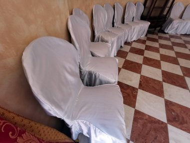 birçok düğün beyaz kaplı sandalyeler