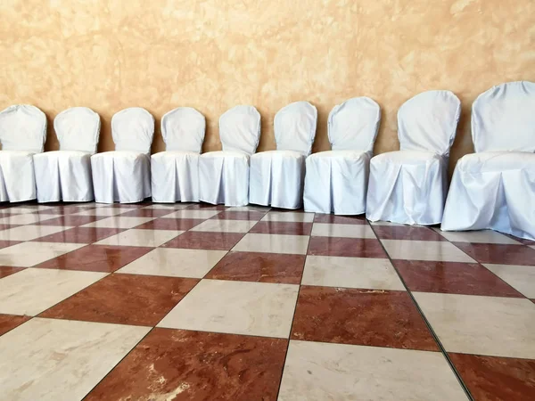 Wiele ślubnych białych zadaszonych krzeseł — Zdjęcie stockowe