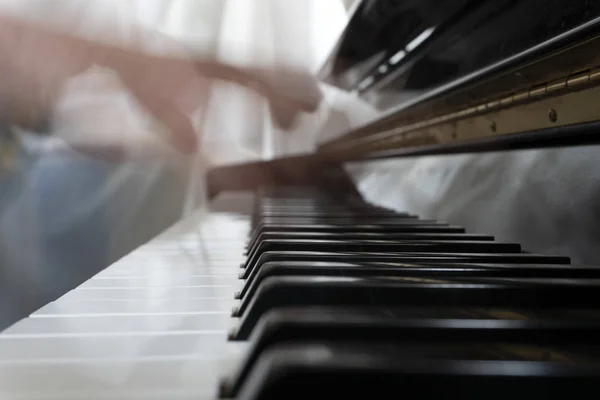 Mãos a tocar piano enquanto se move — Fotografia de Stock
