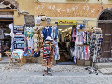 Monterosso al Mare, Italya-Haziran, 8 2019-Cinque Terre İtalya Pictoresque köyü turist dolu 
