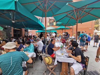 Monterosso al Mare, Italya-Haziran, 8 2019-Cinque Terre İtalya Pictoresque köyü turist dolu 