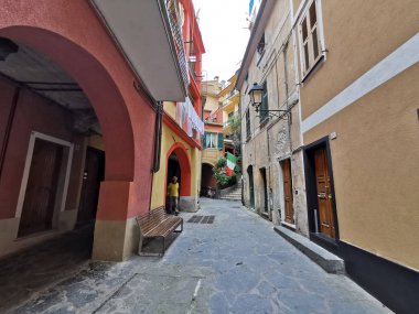 Monterosso al Mare, Italya-Haziran, 8 2019-Cinque Terre İtalya Pictoresque köyü turist dolu 