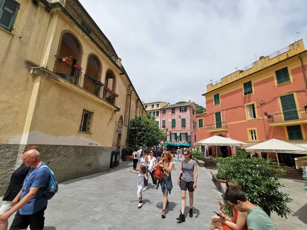 Monterosso al Mare, Olaszország-június, 8 2019-Pictoresque falu Cinque Terre Olaszország tele van turisztikai — Stock Fotó