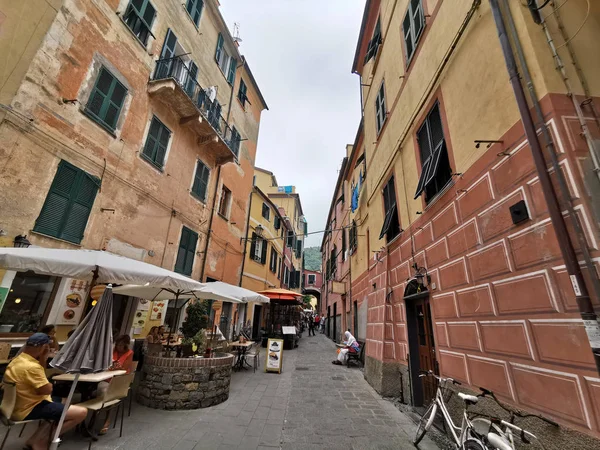 Monterosso al Mare, Olaszország-június, 8 2019-Pictoresque falu Cinque Terre Olaszország tele van turisztikai — Stock Fotó