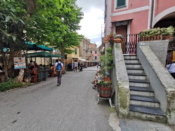 MONTEROSSO AL MARE, ITÁLIA - JUNHO, 8 2019 - Pictoresca aldeia de cinque terre itália está cheia de turistas — Fotografia de Stock