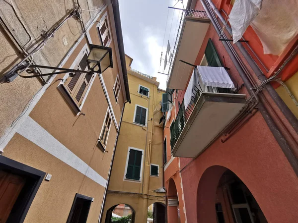 Monterosso al mare, italien - 8. Juni 2019 - das malerische Dorf cinque terre italien ist voll von Touristen — Stockfoto