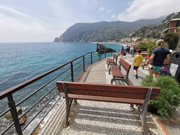 MONTEROSSO AL MARE, ITÁLIA - JUNHO, 8 2019 - Pictoresca aldeia de cinque terre itália está cheia de turistas — Fotografia de Stock