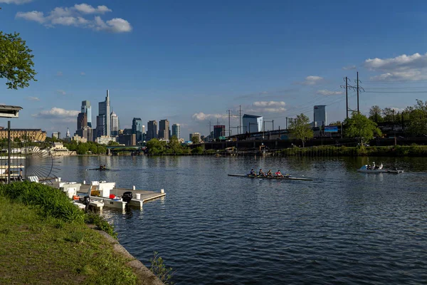 Filadelfie, USA-Duben 30 2019-tým veslování na řece Schuylkill — Stock fotografie