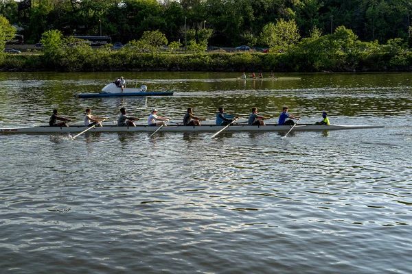 PHILADELPHIA, USA - 30 апреля 2019 - Rowing team on schuylkill river — стоковое фото