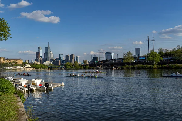 Filadelfie, USA-Duben 30 2019-tým veslování na řece Schuylkill — Stock fotografie