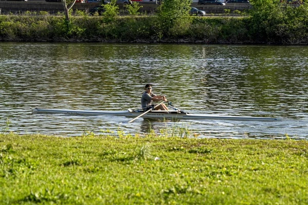 Filadelfia, USA-Kwiecień 30 2019-zespół wioślarski na rzece Schuylkill — Zdjęcie stockowe