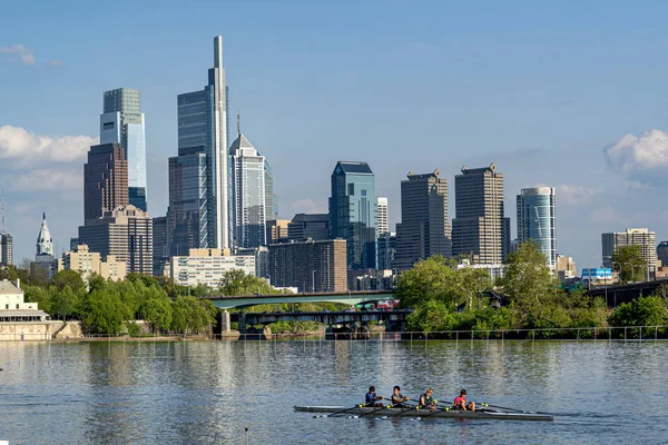 PHILADELPHIA, USA - APRIL 30 2019 - Rowing team on schuylkill river — Stock Photo, Image