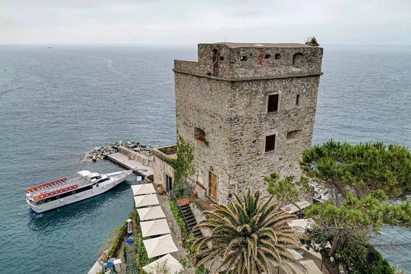 Monterosso al Mare, Italien-juni, 8 2019-Pictoresque byn Cinque Terre Italien Tower — Stockfoto