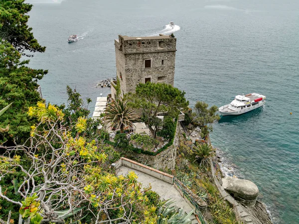 MONTEROSSO AL jalá, ITALIA - 8 de junio de 2019 - Pintoresco pueblo de cinque terre italy tower —  Fotos de Stock