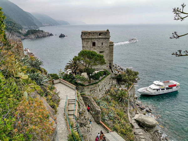 Monterosso al Mare, Italië-juni 8 2019-pictoresque dorp van Cinque Terre Italië toren — Stockfoto